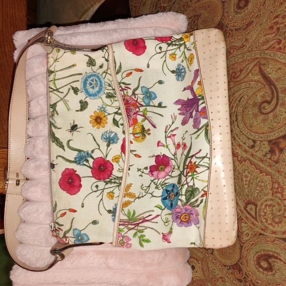 Gucci Handbags - Gucci Floral shoulder bag. $429 retail.  Good used condition.